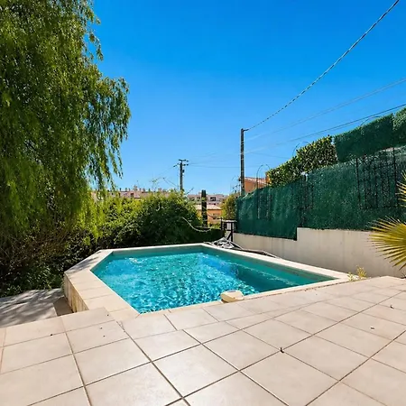 Vakantiehuis Beautiful 4-bedroom With Pool And Garden
