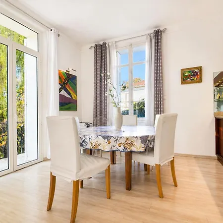 Holiday home Beautiful 4-bedroom With Pool And Garden
