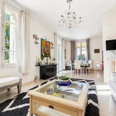Feriehus Beautiful 4-bedroom With Pool And Garden
