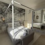 펜션 Beautiful 4-bedroom With Pool And Garden 칸느
