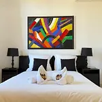 펜션 Beautiful 4-bedroom With Pool And Garden *