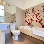 펜션 Beautiful 4-bedroom With Pool And Garden *
