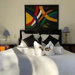 펜션 Beautiful 4-bedroom With Pool And Garden