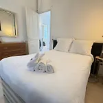 펜션 Beautiful 4-bedroom With Pool And Garden
